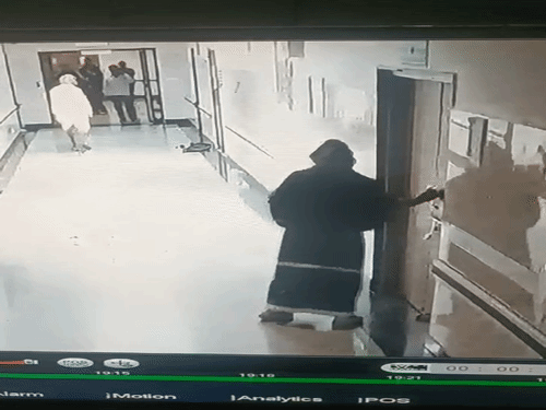 
                 अस्पताल के ICU में घुसे परिजन, जबरन खोला गेट, VIDEO:इंदौर में यूनिफार्म बदलकर निकली नर्सें, चेंजिंग रूम में घुस गया था युवक; मरीज भी भाग गए 
            