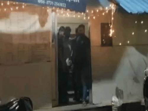 
                 पेंट की जेब में एमडी ड्रग्स लेकर घूमता मिला बदमाश:5.20 लाख का माल जब्त, 12 आपराधिक मामलों का मिला रिकॉर्ड 
            