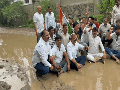
                 इंदौर में सड़क को लेकर सियासत, गड्‌ढे में बैठे कांग्रेसी:शहर अध्यक्ष बोले- बदहाली से गुजर रहा शहर,महापौर बताएं पैसा कहां गया; कार फंसी थी 
            