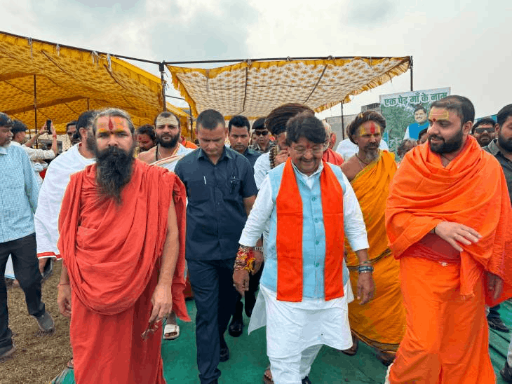 
                 सुपर कॉरिडोर पर बनेगा इंदौर का नगर वन:साधु-संतों के सानिध्य में बटुकों के मंत्रोच्चार के बीच हुआ 21 हजार पौधों का रोपण 
            