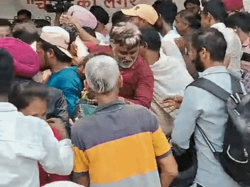 चंडीगढ़ में 'चीनी का लंगर':कांग्रेस 1-1Kg का पैकेट बांट रही, उस पर अपना चुनाव चिन्ह लगाया; धक्कामुक्की में पैकेट फटा