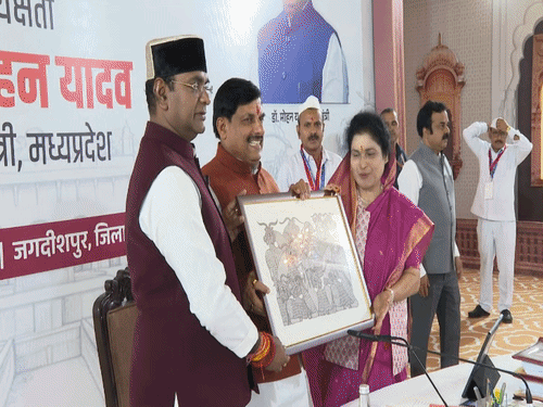 
                 मंत्रियों के साथ दो दिन चिंतन करेंगे सीएम मोहन यादव:पहली बार कलेक्टर-कमिश्नर और विभाग प्रमुखों के साथ फ्यूचर रोडमैप पर होगा मंथन 
            
