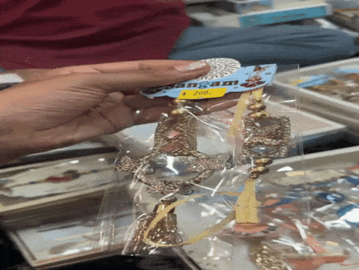 
                 अब जूड़े से झुमके और तोरण तक काम आएंगी राखियां:इंदौर में रानीपुरा से राजबाड़ा तक सजे बाजार, री-यूजेबल डिजाइन और चांदी की राखियों का बढ़ा क्रेज 
            