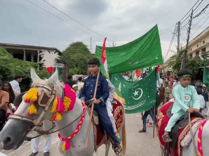 अनूपशहर में शान से निकला ईद मिलादुन्नबी का जुलूस, VIDEO:घोड़ों पर सवार बच्चों ने थामा तिरंगा, पालिका अध्यक्ष ने दिखाई हरी झंडी