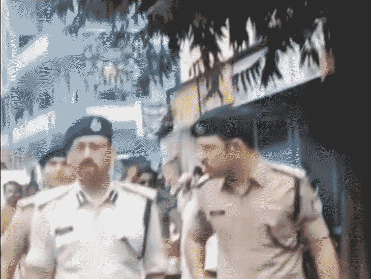 
                 ईद मिलादुन्नबी जुलूस को लेकर रतलाम में पुलिस अलर्ट:DIG-SP ने पैदल घूमकर देखी व्यवस्था, ड्रोन और CCTV से होगी निगरानी 
            