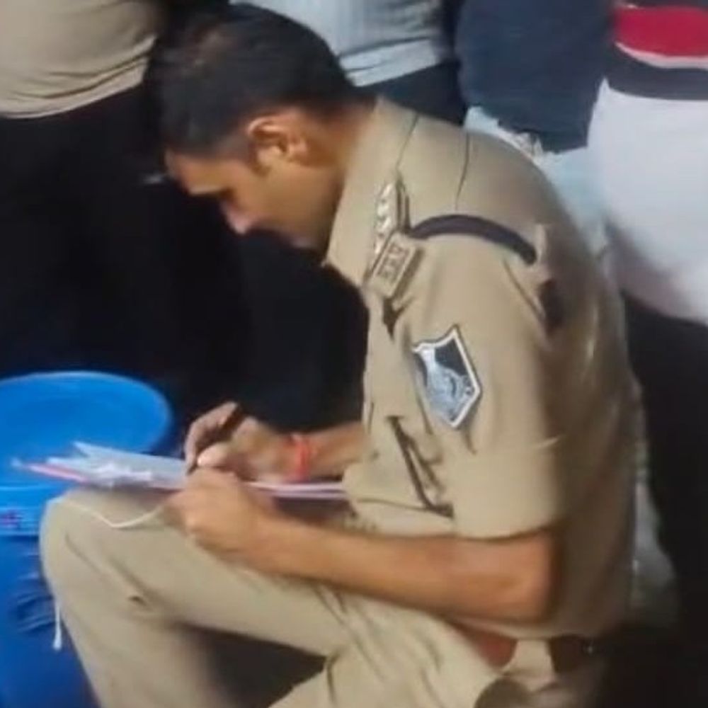 
                 रतलाम में एमडी बनाने वाला 110 किलो केमिकल जब्त:एनसीबी की सूचना पर ट्रांसपोर्ट से ड्रम पकड़े, राजस्थान से इंदौर होकर पहुंचा था केमिकल 
            