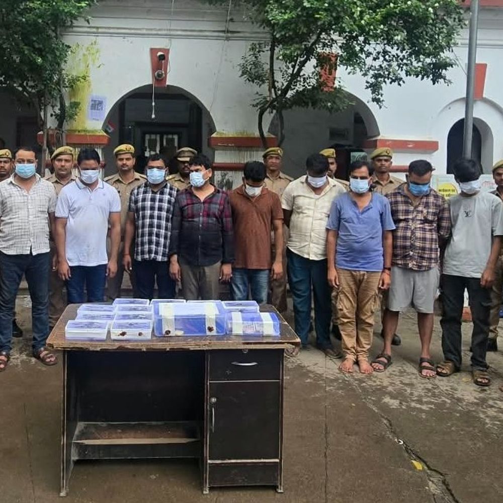 इलाहाबाद हाईकोर्ट के पास जुआ रैकेट का भंडाफोड़:पुलिस कमिश्नर के निर्देश पर फोटो स्टेट की दुकान पर मारा गया छापा, 12 गिरफ्तार