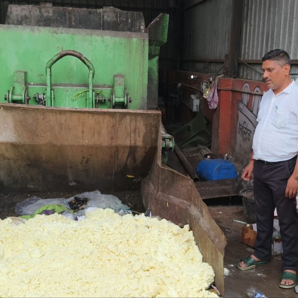 स्टेशन के आउटर पर मिला 500 किलो बदबूदार खोया:टीम को देखकर भागे दो लोग, खाद्य विभाग ने कूड़ा निस्तारण प्लांट में नष्ट कराया