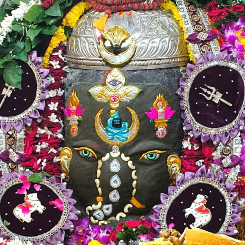 
                 भस्म आरती में गणेश स्वरूप में सजे बाबा महाकाल:बुधवार को भांग-चंदन से हुआ श्रृंगार, भस्म अर्पित कर भक्तों ने किए दर्शन 
            