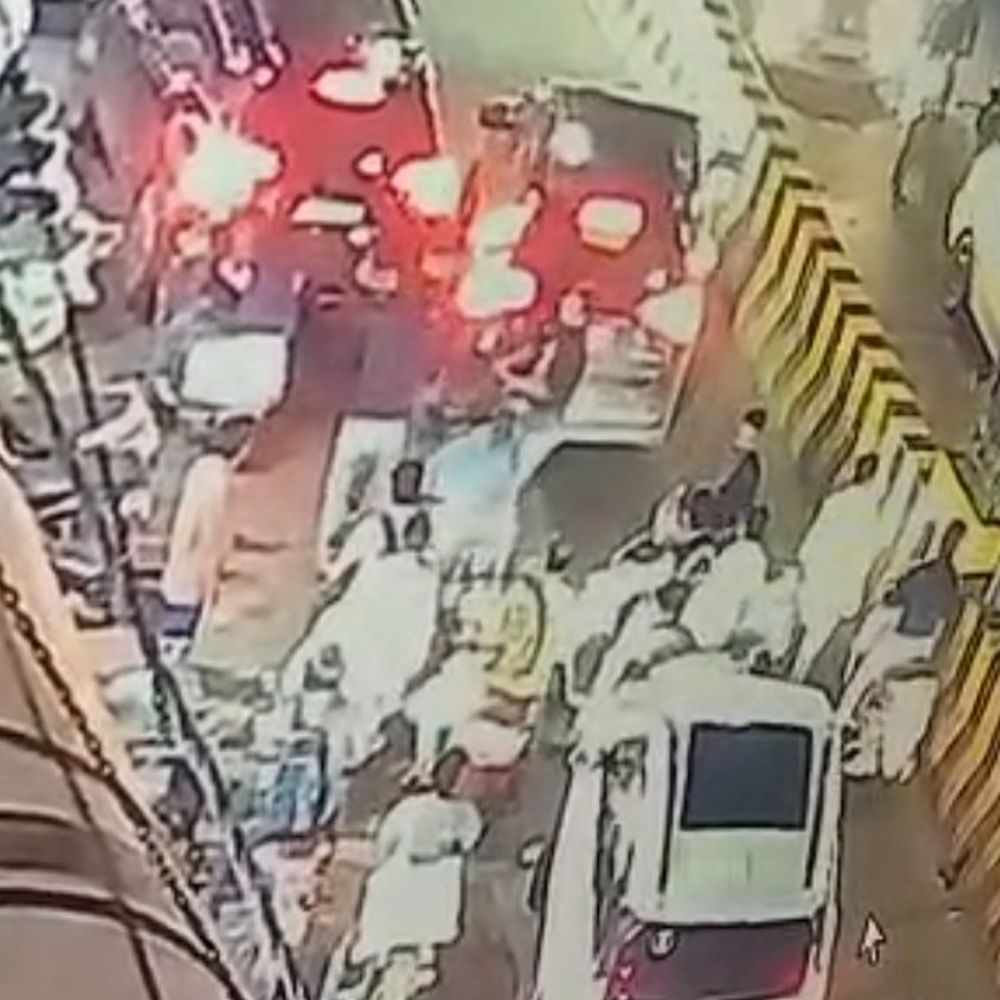 
                 इंदौर के पलासिया में एक्टिवा सवार युवक से मारपीट:कार ने मारी टक्कर, देखकर चलाने का कहा तो कर दी पिटाई 
            