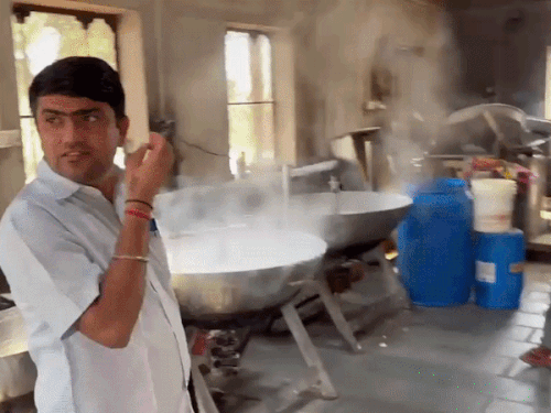 जैसलमेर में बिना लाइसेंस चल रही मावा फैक्ट्री सील:फूड सेफ्टी टीम ने मिल्क केक और वनस्पति घी के लिए सैंपल, खराब मिल्क केक फेंका