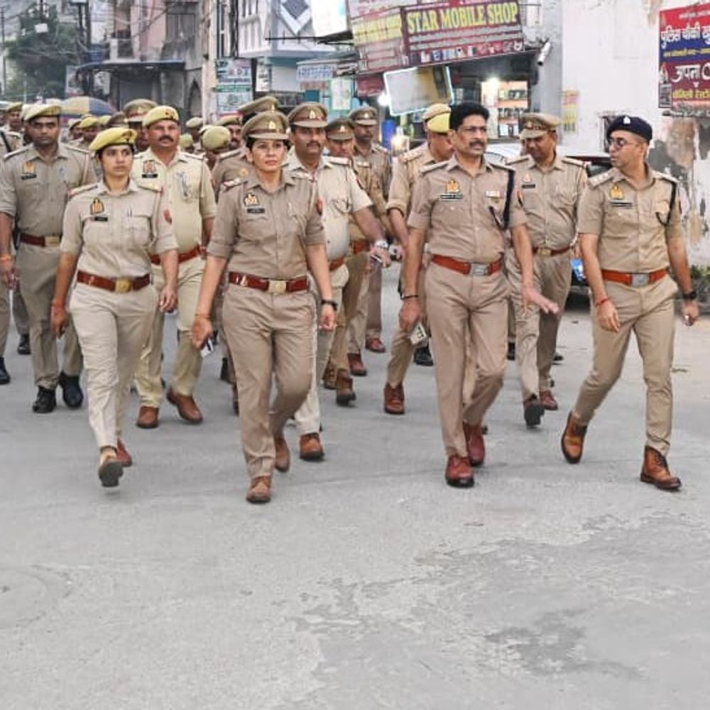 रक्षाबंधन को लेकर बुलंदशहर पुलिस अलर्ट:एसएसपी ने बाजारों में किया पैदल गश्त, शहर के सुरक्षा व्यवस्था का लिया जायजा