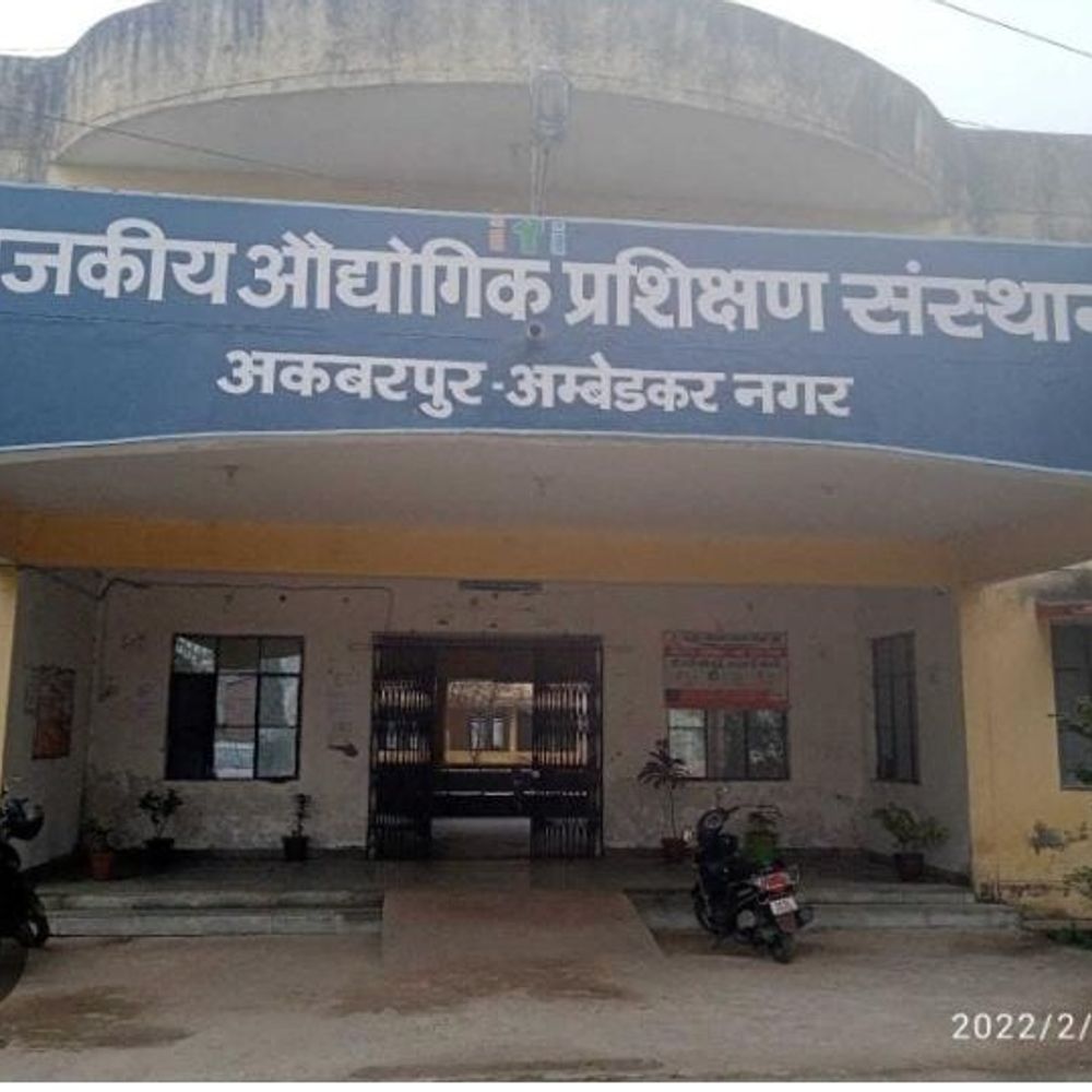 अम्बेडकरनगर के 3 ITI को मिलीं आधुनिक मशीनें:युवाओं को मिलेगा बेहतर प्रायोगिक प्रशिक्षण, रोजगार के अवसर बढ़ेंगे