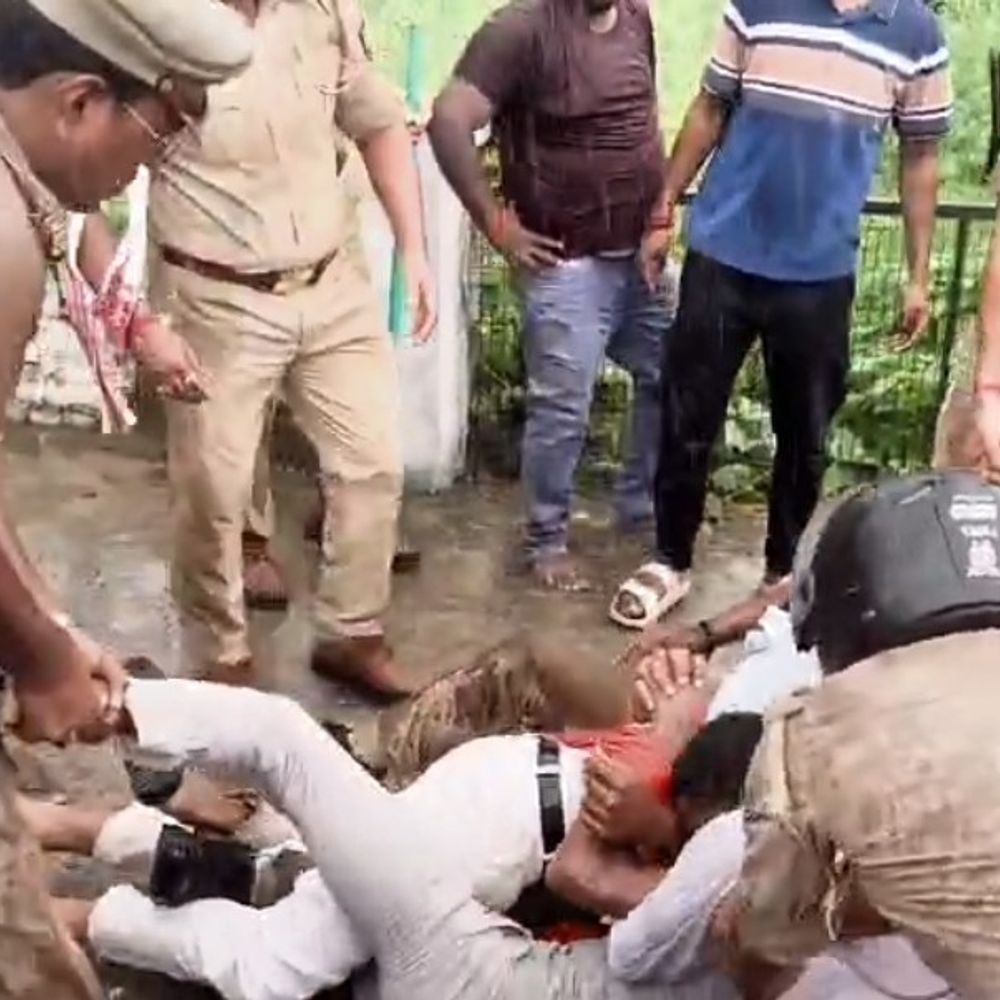 एसपी ऑफिस के सामने धरने पर बैठे बजरंग दल जिलाध्यक्ष:पुलिस से नोकझोंक के बाद समर्थकों समेत हिरासत में लिए गए