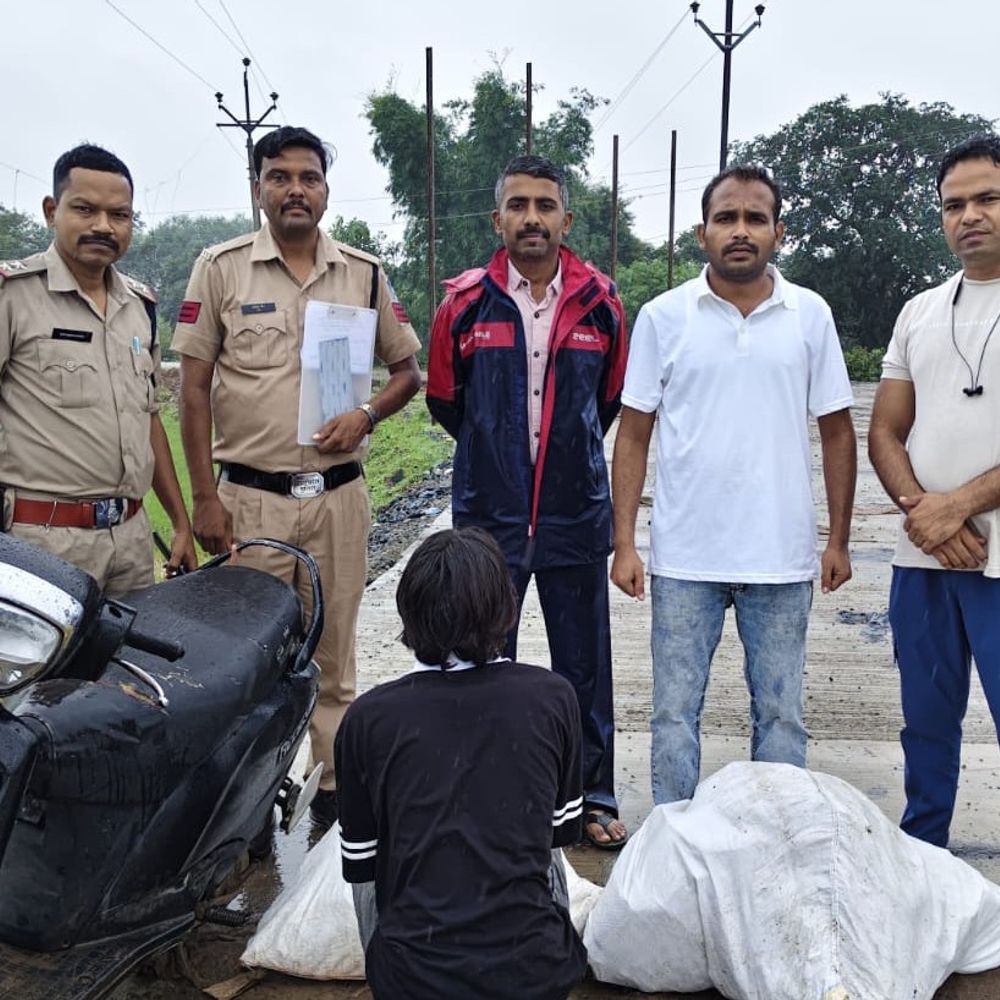 नर्मदापुरम में शराब तस्कर के गुर्गे को पुलिस ने पकड़ा:पुलिस ने दो किमी किया पीछा, 25 हजार की शराब जब्त; मुख्य आरोपी फरार