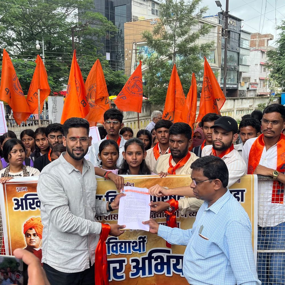छिंदवाड़ा में कॉलेजों की बदहाली पर ABVP का प्रदर्शन:पेयजल, शौचालय, लाइब्रेरी, सुरक्षा और डिजिटल सुविधाएं ठीक करने की मांग