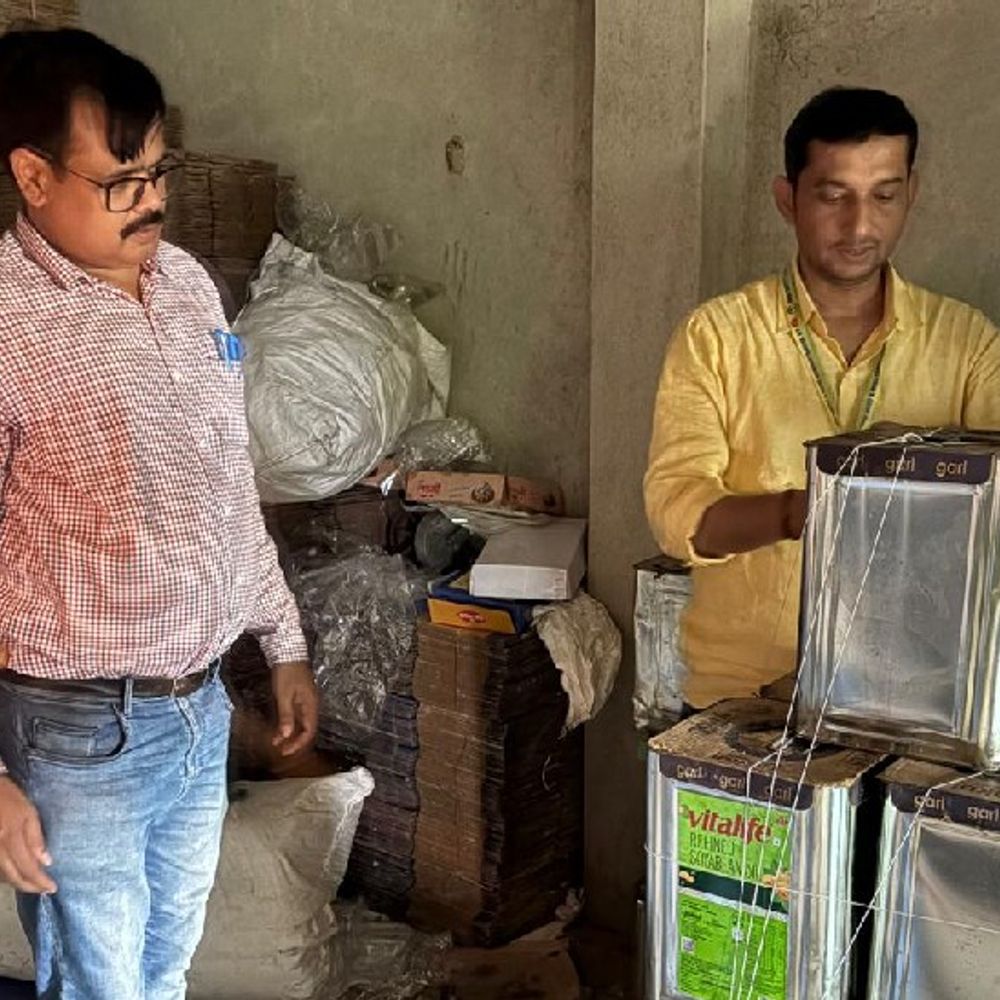 बिना लाइसेंस चल रही मिठाई की फैक्ट्री बंद:लखनऊ में 2 क्विंटल खराब मिठाई नष्ट; 180 लीटर तेल सीज
