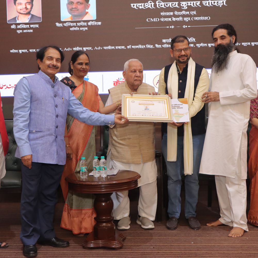योग गुरु को मिला दिल्ली में सम्मान:लखीमपुर के योग गुरु मंगेश त्रिवेदी बने ‘यूथ आइकॉन’, सेवाश्री अवार्ड से सम्मानित