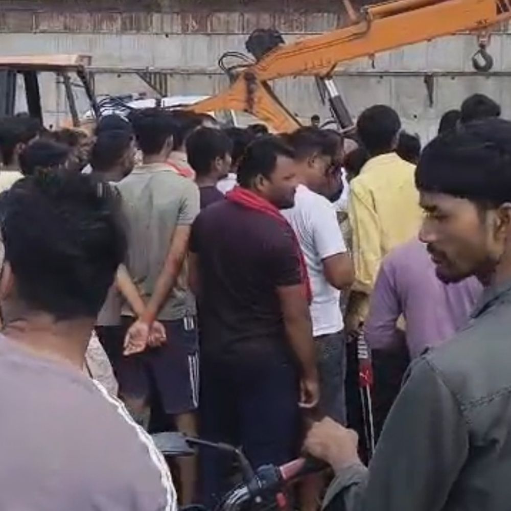 प्रयागराज के रिंग रोड पर छात्र को क्रेन ने कुचला:स्कूल से 500 मीटर की दूरी पर हुई घटना, हालत गंभीर; पुलिस जांच-पड़ताल में जुटी