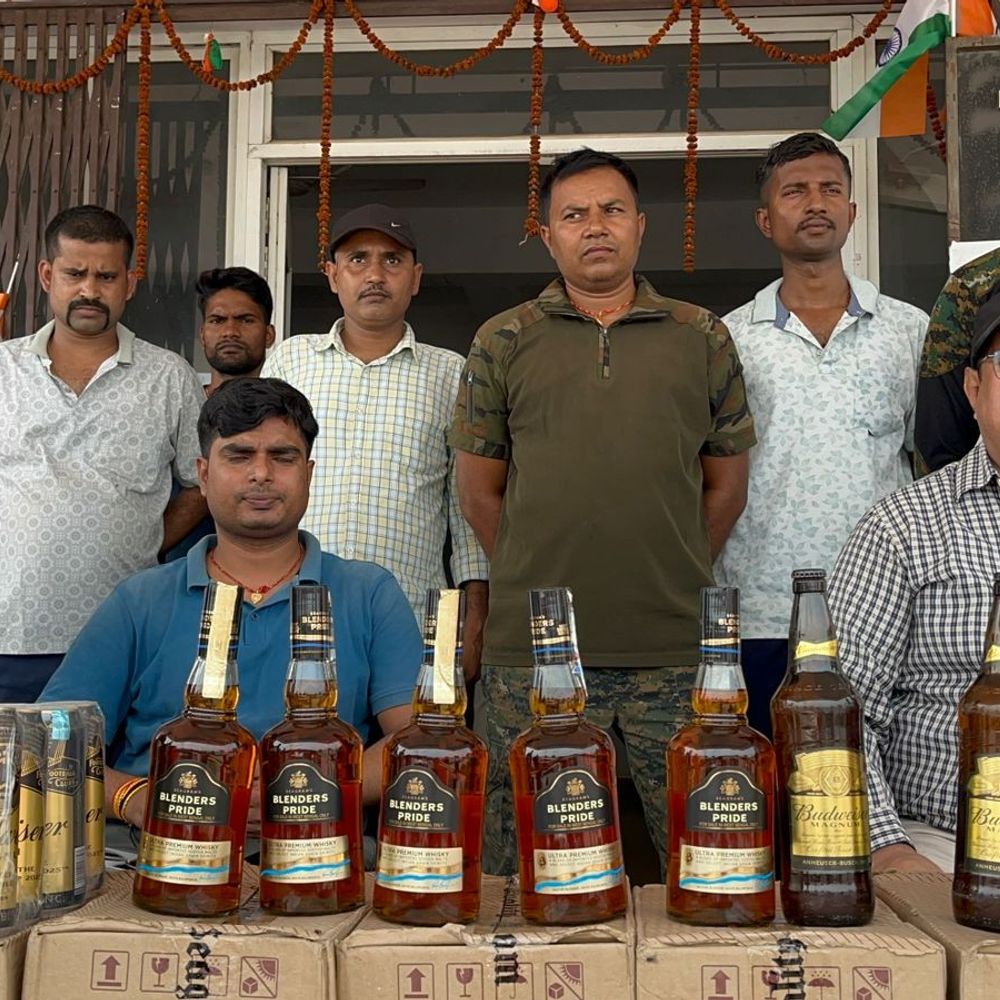 चिरैया पुल पर 144 लीटर शराब पकड़ी, 2 अरेस्ट:बराकर से जमुई लाई जा रही थी 185 बोतल शराब और 29 बीयर