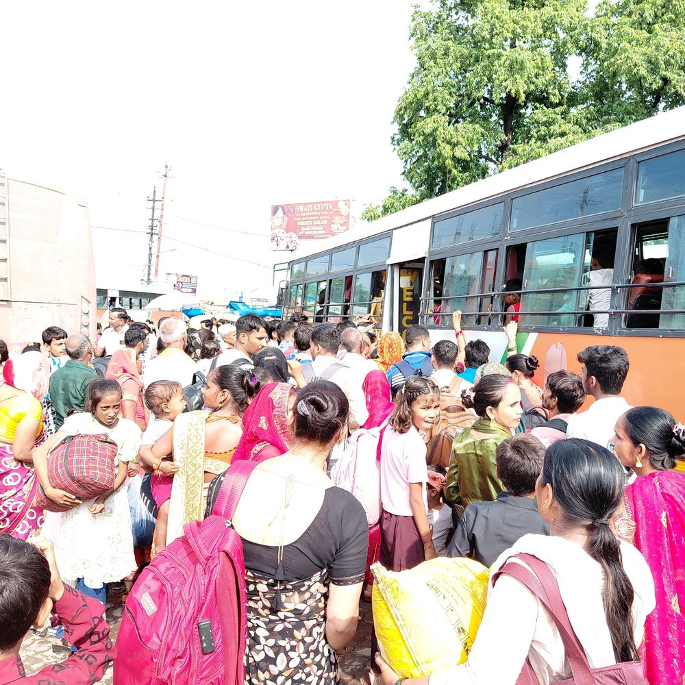 रक्षाबंधन पर मुफ्त सफर, बसों के लिए मारामारी:फर्रुखाबाद में बस आते ही सीट के लिए दौड़े यात्री; बरेली के लिए 40 मिनट तक इंतजार