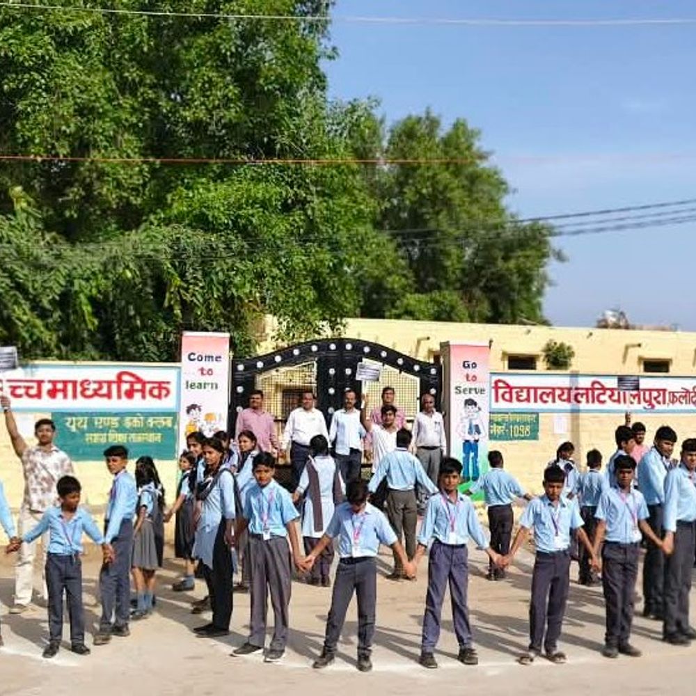 फलोदी में स्टूडेंट्स ने बनाई मानव श्रृंखाल:नगरीय निकाय चुनाव में शत-प्रतिशत मतदान की अपील, मतदान की शपथ दिलाई