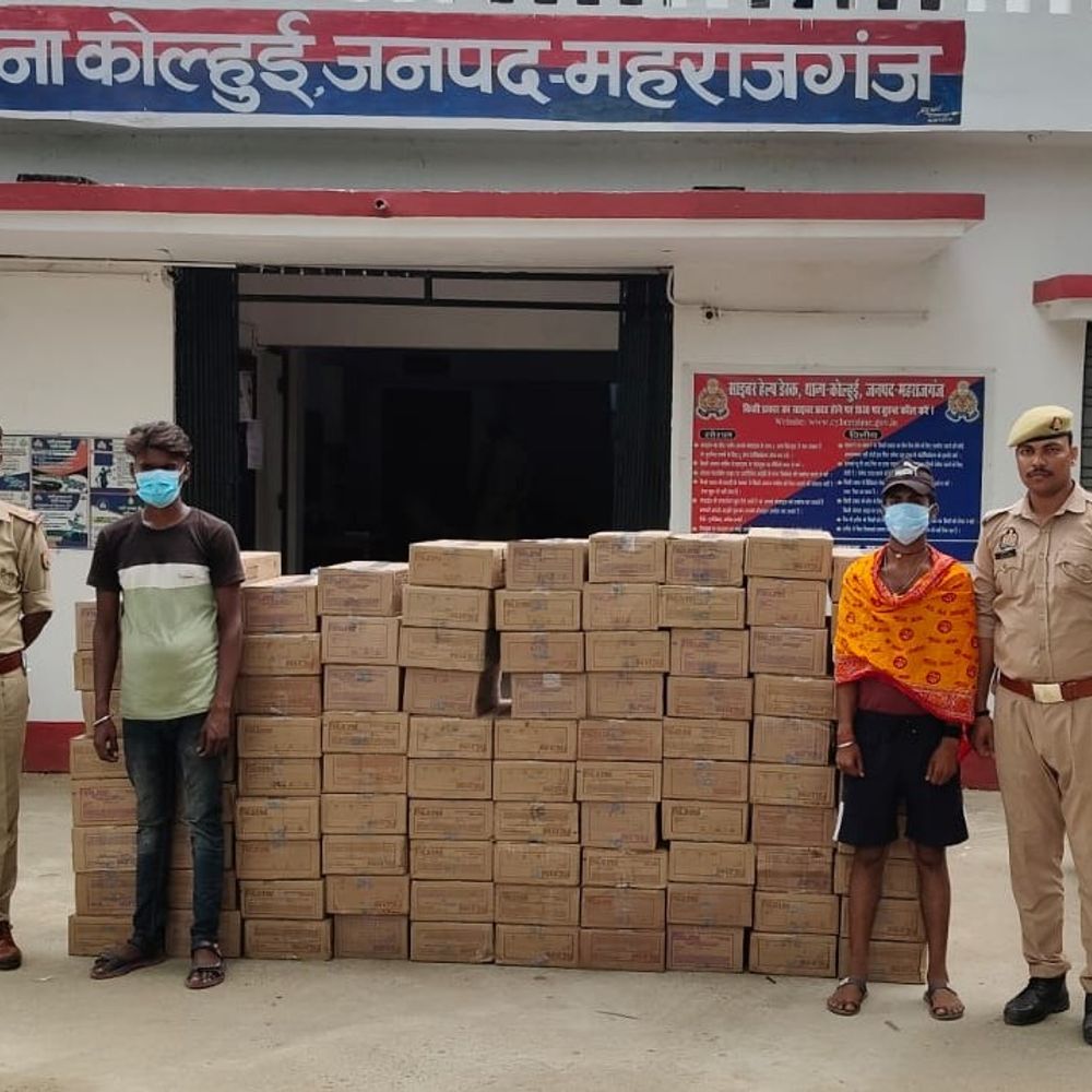 10 लाख के कॉस्मेटिक्स के साथ दो तस्कर गिरफ्तार:महराजगंज में पिकअप में छिपाकर ले जा रहे थे क्रीम, पुलिस ने जब्त किया