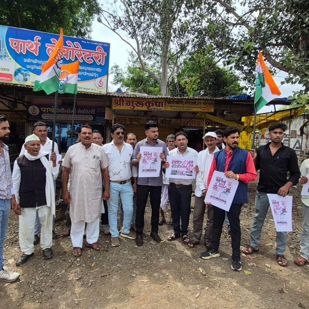 झाबुआ में कांग्रेस कार्यकर्ताओं का महंगाई के खिलाफ प्रदर्शन:महंगी खाद का मुद्दा उठाया; नेता बोले- समाधान नहीं तो जिला स्तर पर आंदोलन