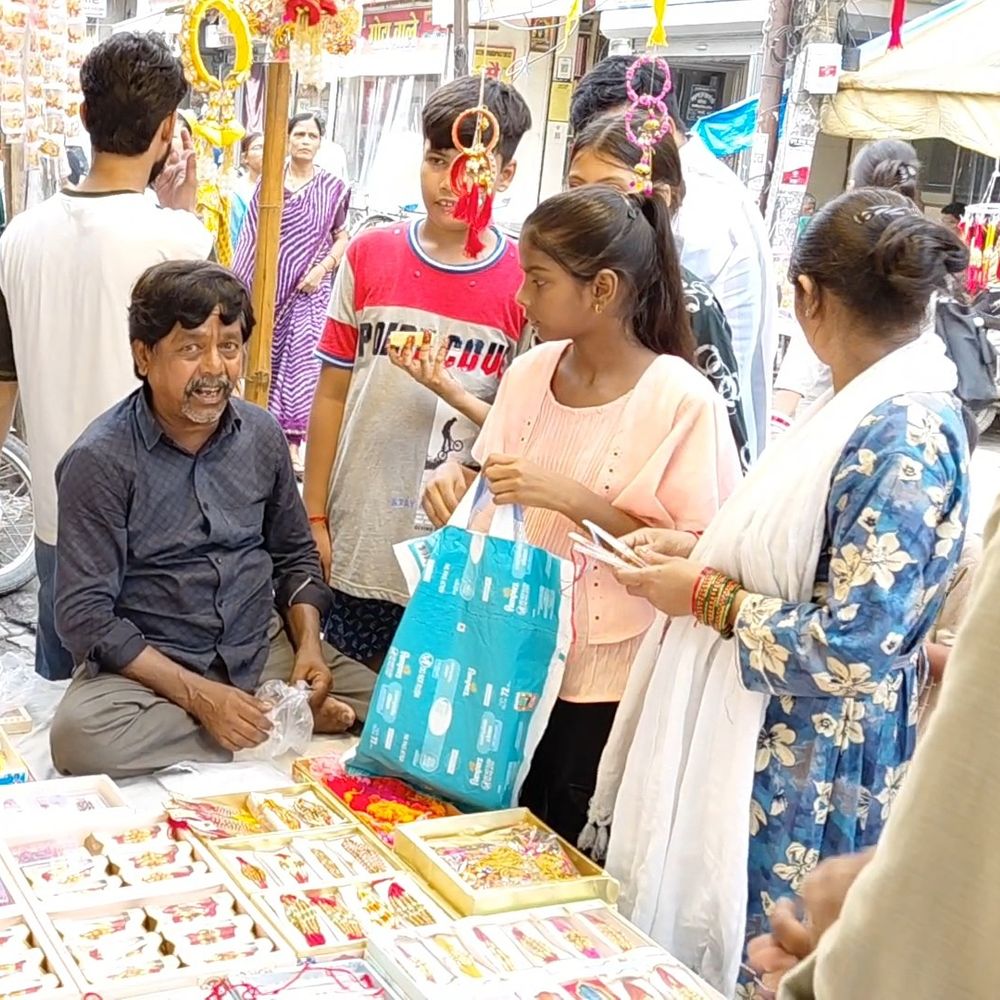 चांदी महंगी, 5 ग्राम की राखी की मांग बढ़ी:फर्रुखाबाद के बाजारों में हल्के वजन की राखियां पसंद