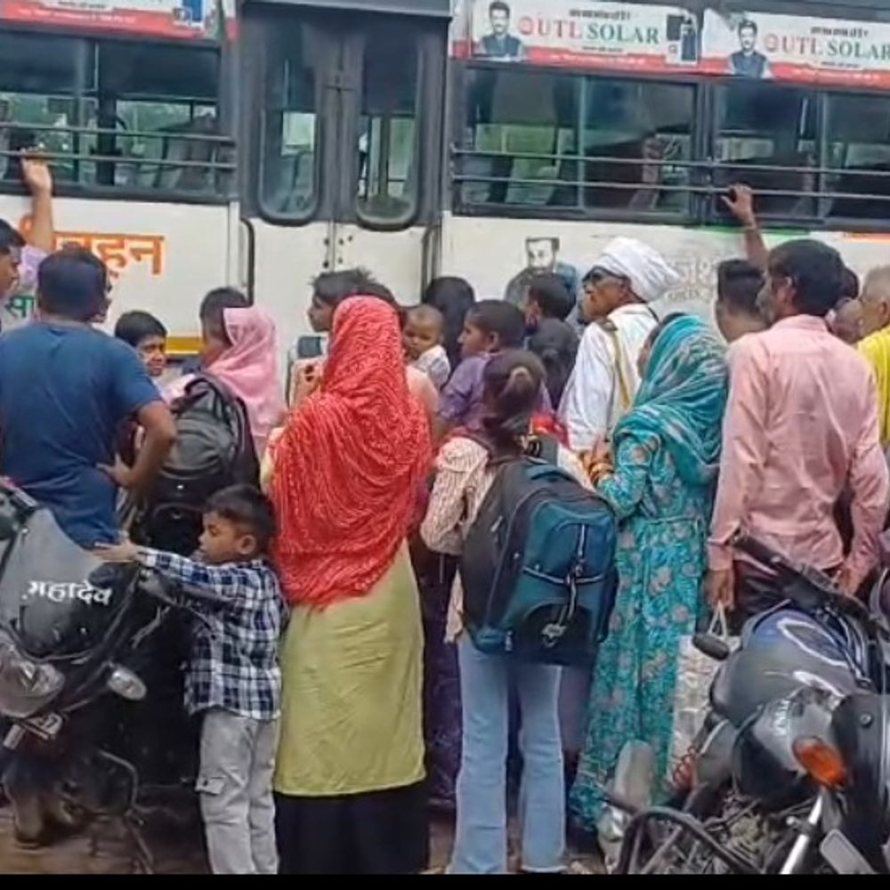 रक्षाबंधन पर बहनों के लिए बसों के फेरे दोगुने:कानपुर रूट पर 10 से बढ़ाकर 20 किए फेरे; 29 अगस्त तक मुफ्त यात्रा