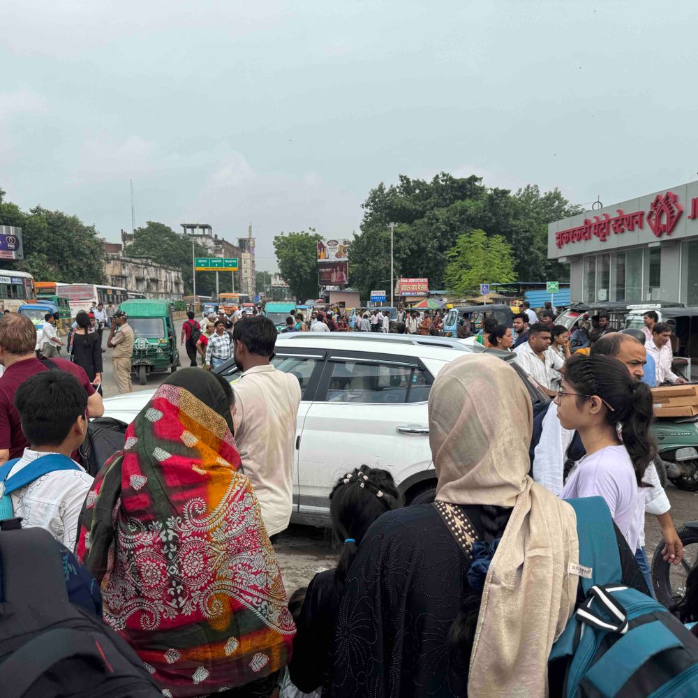 मुफ्त बस सेवा के लिए घंटों इंतजार, फर्श पर सफर:कानपुर में रक्षाबंधन पर महिलाओं को हुई भारी परेशानी