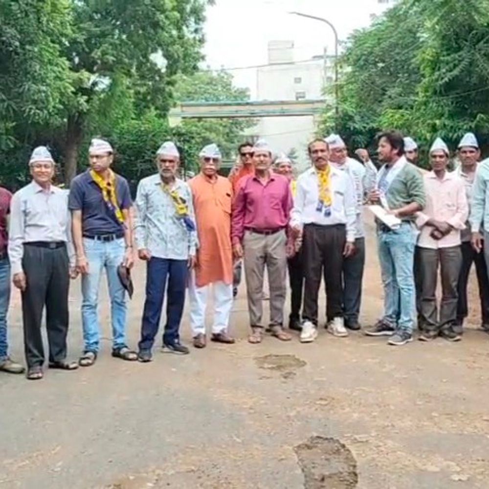 
                 AAP कार्यकर्ताओं ने CM राइज़ स्कूल निर्माण का विरोध किया:खेल मैदान पर भवन बनाने के खिलाफ कलेक्टोरेट में प्रदर्शन, ज्ञापन सौंपा 
            