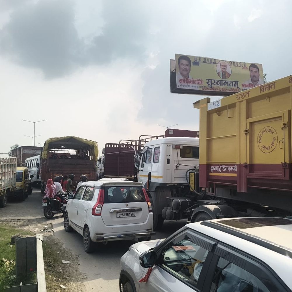 बस्ती-अयोध्या हाईवे पर भीषण जाम:अयोध्या प्रशासन के रूट डायवर्जन से दो घंटे से वाहन फंसे, सर्विस लेन भी ठप