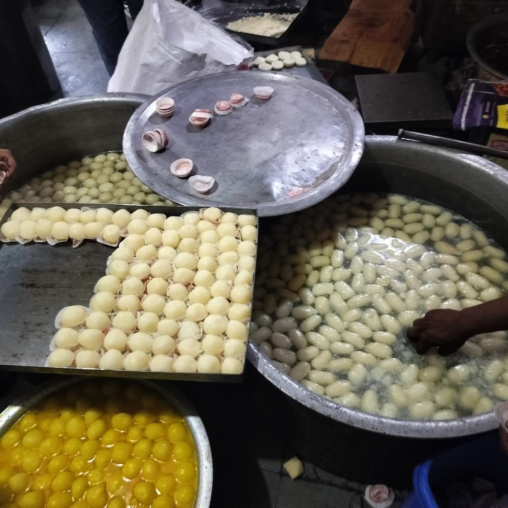 ललितपुर में मिठाई दुकानों पर छापा, 40 किलो मिल्क केक:खाद्य सुरक्षा टीम ने खोया, छेना के नमूने लिए, आगे की जांच जारी