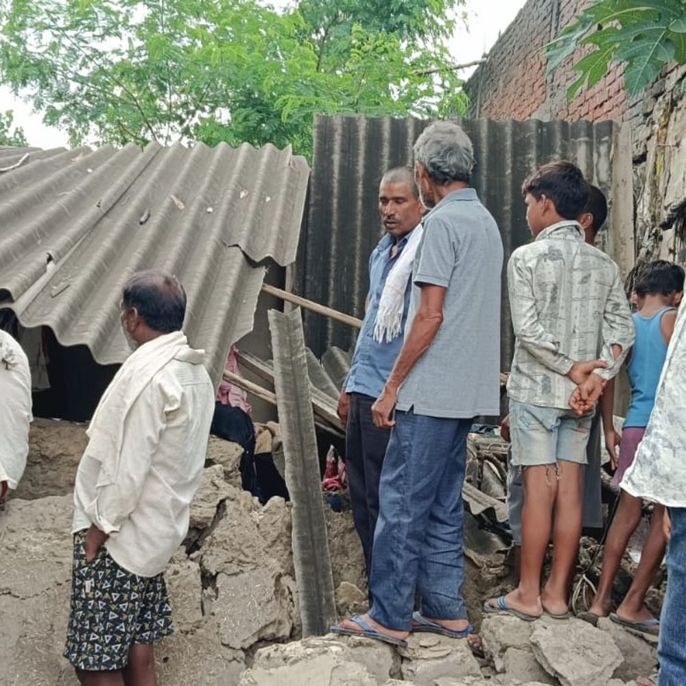सीतापुर में बारिश के दौरान कच्ची दीवार गिरी:मलबे में दबकर 13 साल का किशोर घायल, ग्रामीणों ने सुरक्षित बाहर निकाला