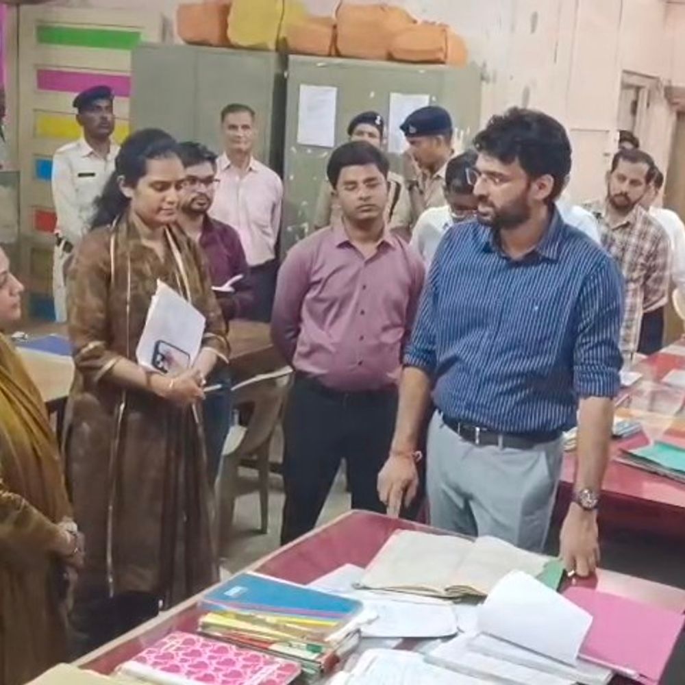 
                 लीज नवीनीकरण, नामांतरण 3 माह में निपटाएं:नीमच कलेक्टर ने काम में ढिलाई पर सीधी कार्रवाई की चेतावनी दी 
            