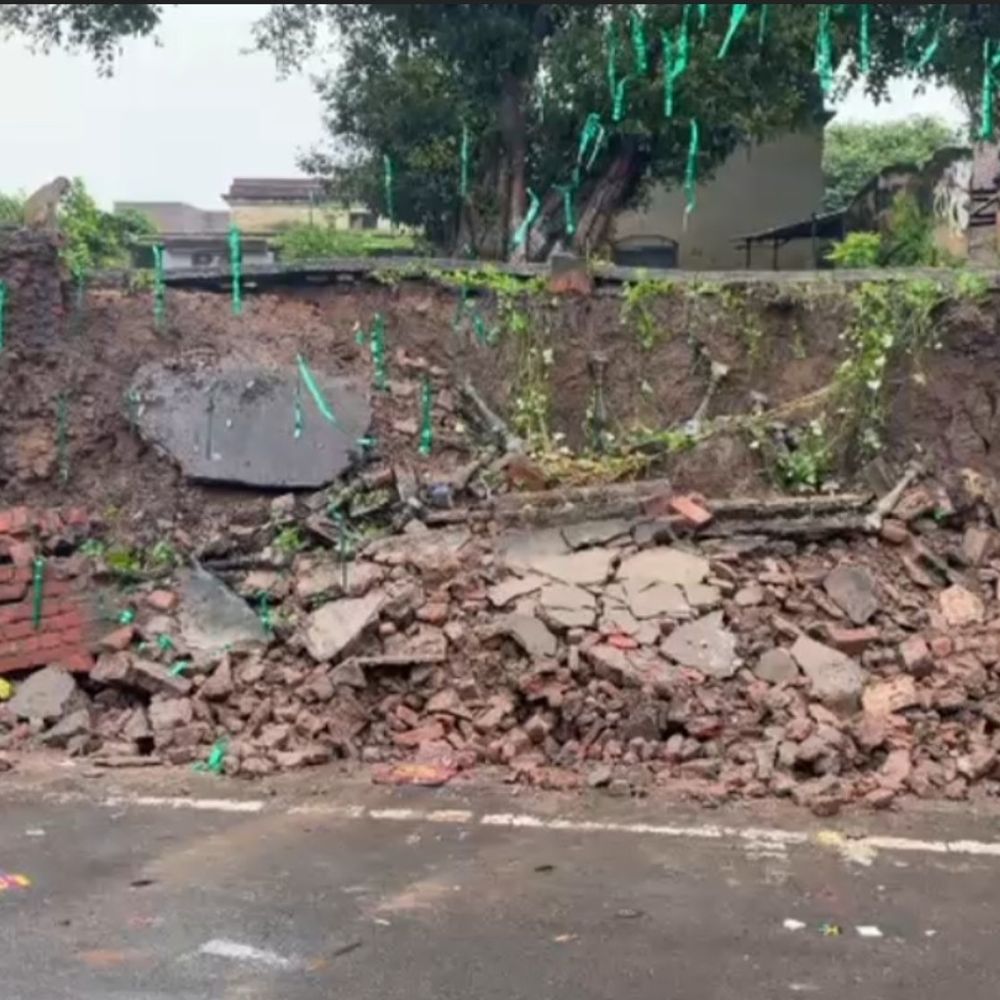 कोंच में तहसीलदार आवास की बाउंड्रीवॉल गिरी:लगातार बारिश से हादसा, ठेले क्षतिग्रस्त, सीसीटीवी में कैद