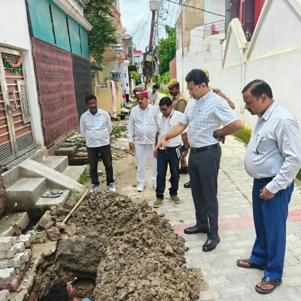 अदाणी गैस ने खोदी सड़क, डूडा ने दर्ज कराई FIR:जिलाधिकारी ने वाजिदपुर में क्षतिग्रस्त इंटरलॉकिंग की मरम्मत का दिया निर्देश