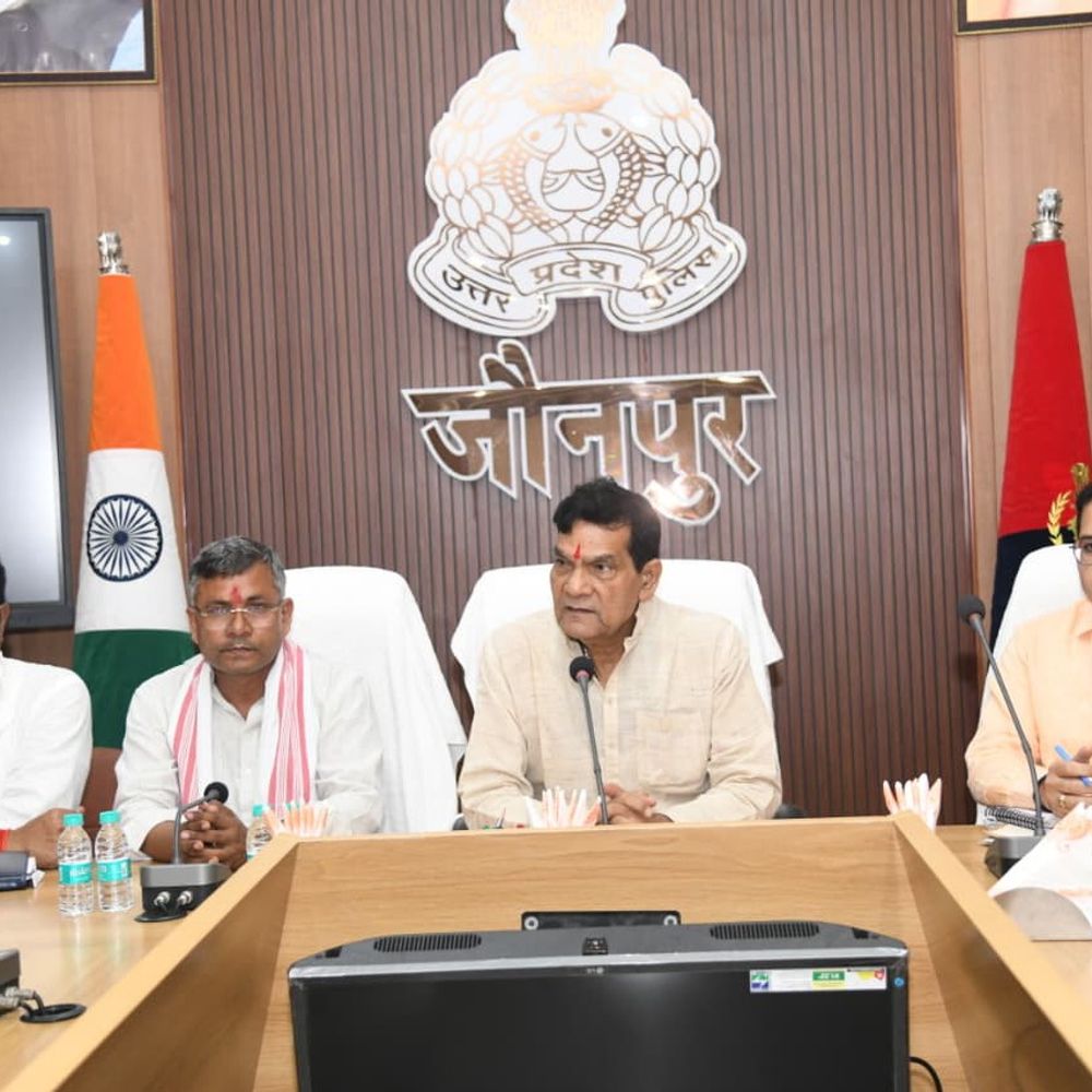 प्रभारी मंत्री एके शर्मा ने की विकास कार्यों की समीक्षा:बोले- जनता की समस्याओं को गंभीरता से लिया जाए, प्राथमिकता के आधार पर निस्तारण करें