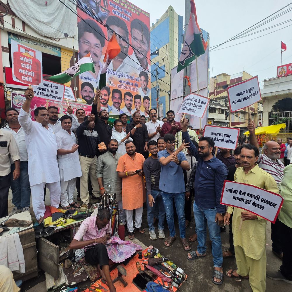 शाजापुर में कांग्रेस का महंगाई के खिलाफ प्रदर्शन:कार्यकर्ता शक्कर की थैली, खाली गैस सिलेंडर लेकर सड़क पर उतरे