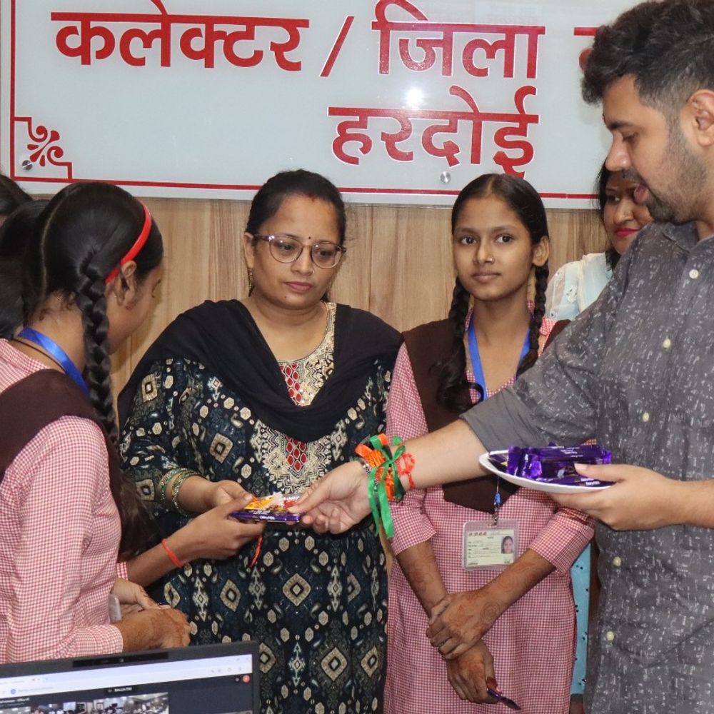 कस्तूरबा छात्राओं ने डीएम, सीडीओ को बांधी राखी:हरदोई में हस्तनिर्मित राखियां भेंट कर दिया रक्षाबंधन का संदेश