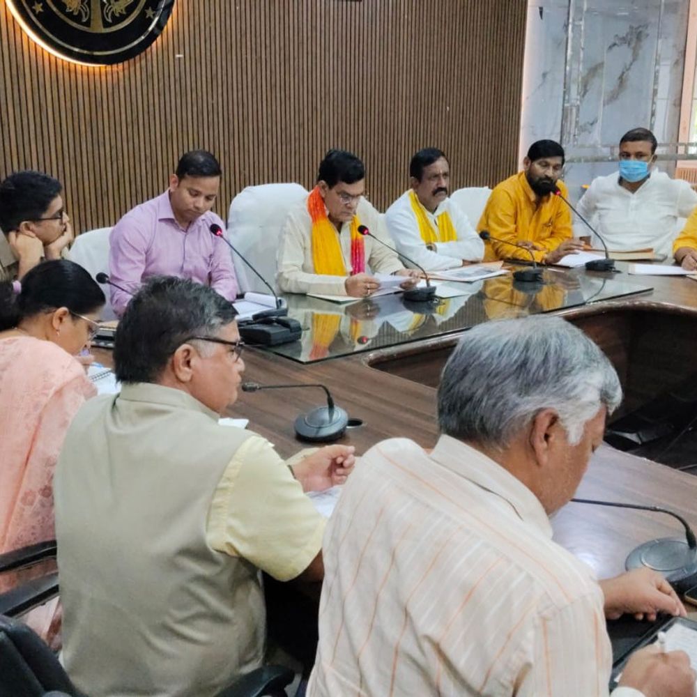 प्रभारी मंत्री ने अधिकारियों-जनप्रतिनिधियों संग की बैठक:बोले- जलभराव मिला तो तत्काल कराएं निकासी, कूड़े का ढेर दिखा तो तय होगी जिम्मेदारी