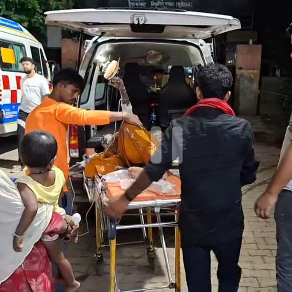 एटा में विवाहिता ने पेट्रोल छिड़ककर आग लगाई:घरेलू विवाद के बाद गंभीर रूप से झुलसी, हायर सेंटर रेफर