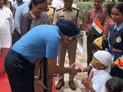 गोरखपुर के माथबारी गांव पहुंचे एयर चीफ मार्शल:पत्नी भी साथ, बच्चों से हाथ मिलाया, बच्चों ने ऑपरेशन सिंदूर नाटक की प्रस्तुति दी