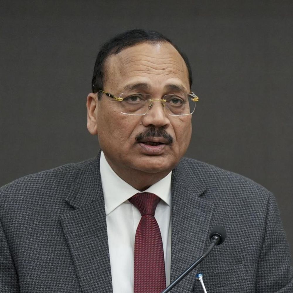 
                 नेशनल लॉ स्कूल ने दीक्षांत समारोह किया रद्द:CJI सूर्यकांत चीफ गेस्ट थे, छात्रों ने हटाने की मांग की थी; पहले 3 इंस्टिट्यूट में विरोध हुआ 
            