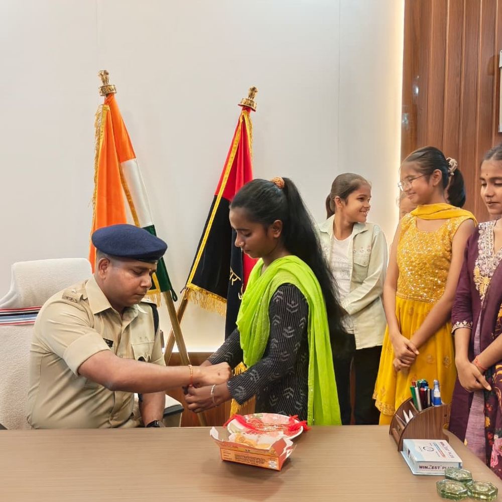 सीतामढ़ी में किशोरियों ने SP को बांधी राखी-लगाया तिलक:छात्राओं को मिली चॉकलेट और मिठाई,बोलीं-'सुरक्षा की भावना मजबूत हुई'