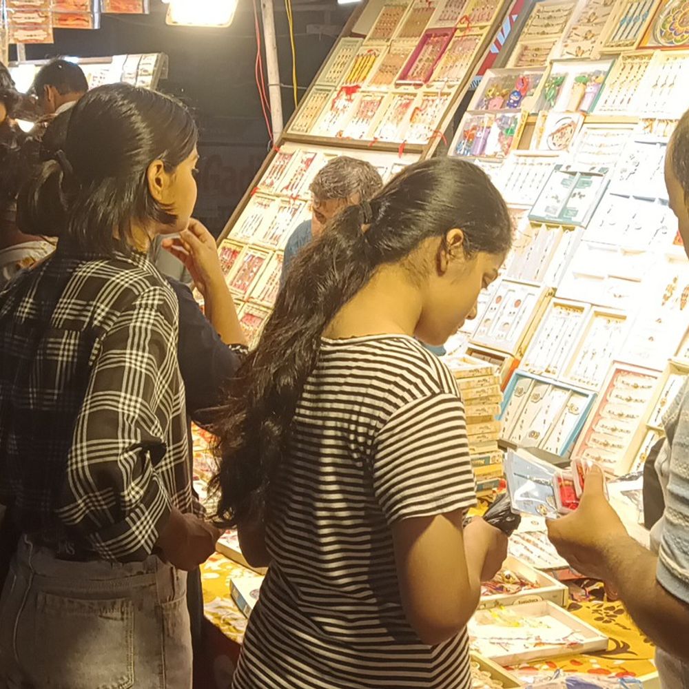 महराजगंज के बाजारों में रौनक:खरीदारी के लिए उमड़ी भीड़, पुलिस ने संभाली व्यवस्था