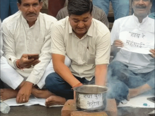 सड़क पर बैठकर चाय बनाई, राहगीर को पिलाई:सीहोर में रास्ते से निकलने वालों को शक्कर भी बांटी; महंगाई के विरोध में कांग्रेस पार्टी