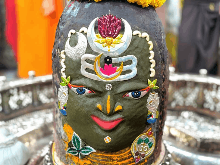 
                 भस्म आरती में साकार स्वरूप में सजे बाबा महाकाल:हरि ओम का जल अर्पित कर हुआ पंचामृत अभिषेक, भस्म के बाद राजा स्वरूप में किया श्रृंगार 
            