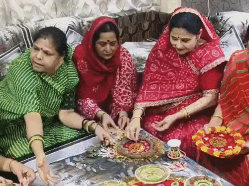 
                 महाकाल को सबसे पहले बांधी जाएगी 2 फीट की राखी:पुजारी परिवार की महिलाएं सावनभर व्रत रखकर बना रहीं राखी, भस्म आरती में करेंगी अर्पित 
            